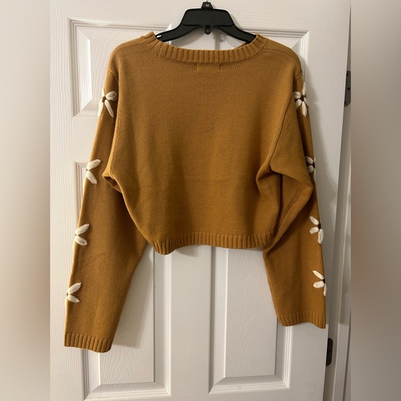 Cropped mustard yellow sweater with flowers down sleeves - Picture 2 of 3